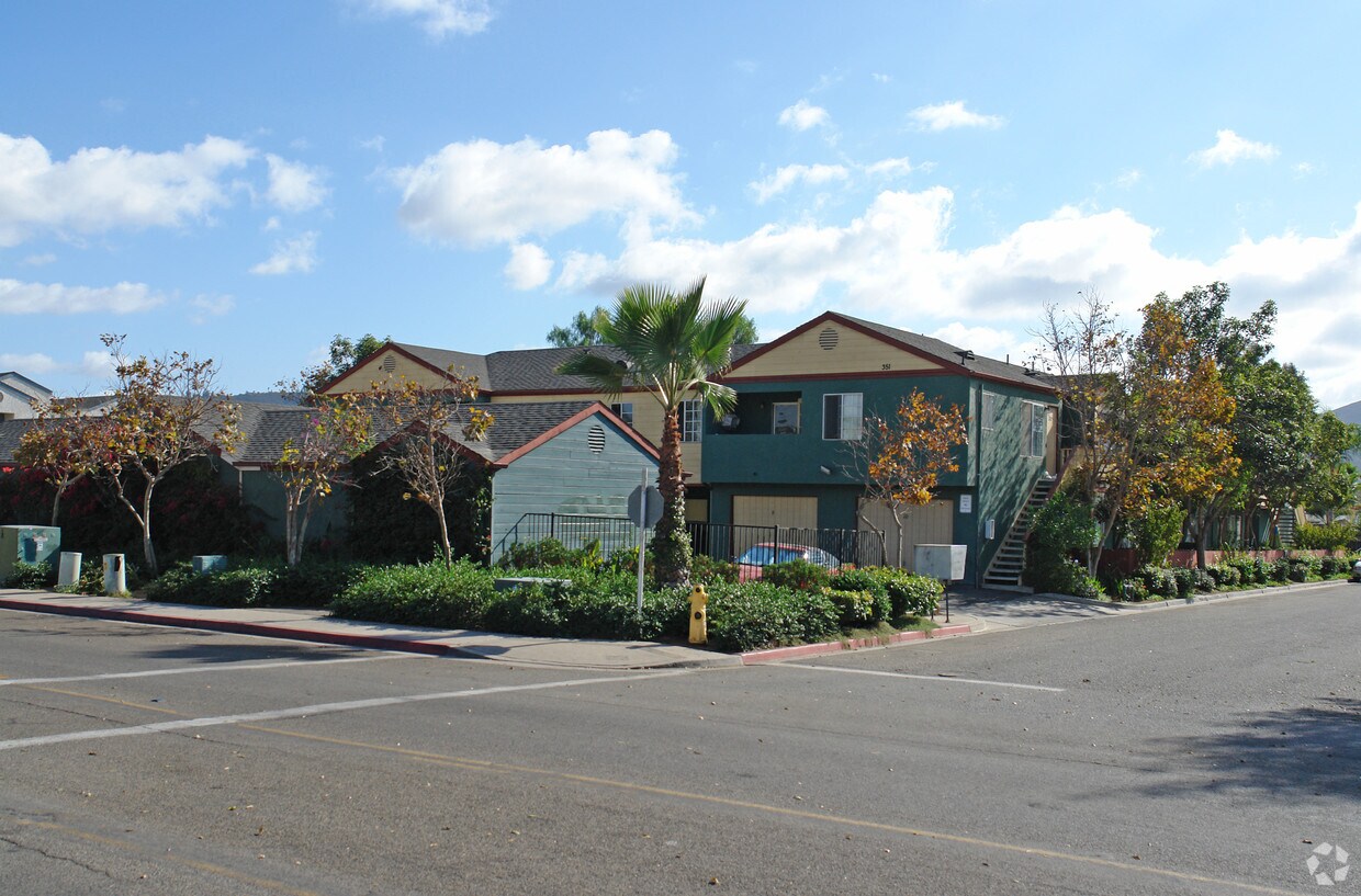 Building Photo - 363-379 Autumn Dr