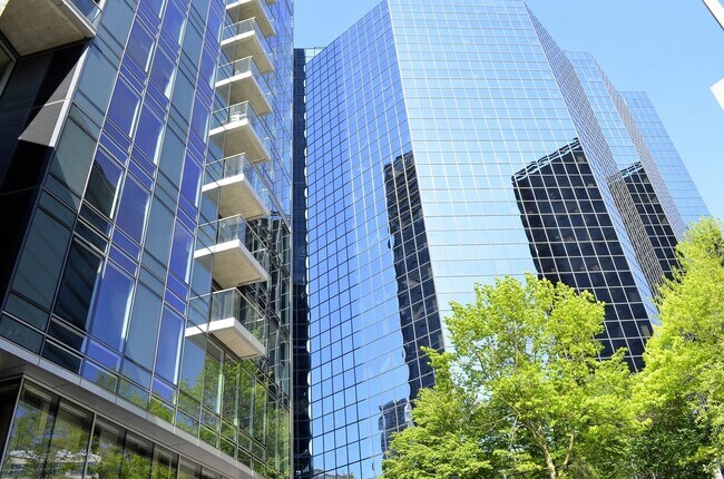 Foto del edificio - Luxury condo w/view, walking distance to Bellevue Sqaure