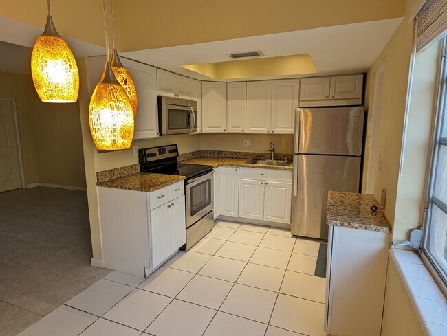 Foto del edificio - 2451 NE 49th St