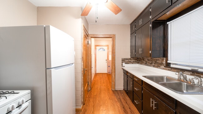 Building Photo - 916 W 1st St