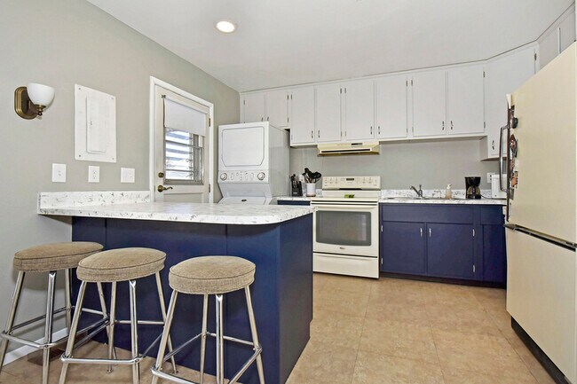Building Photo - 123 N Brentwood Dr