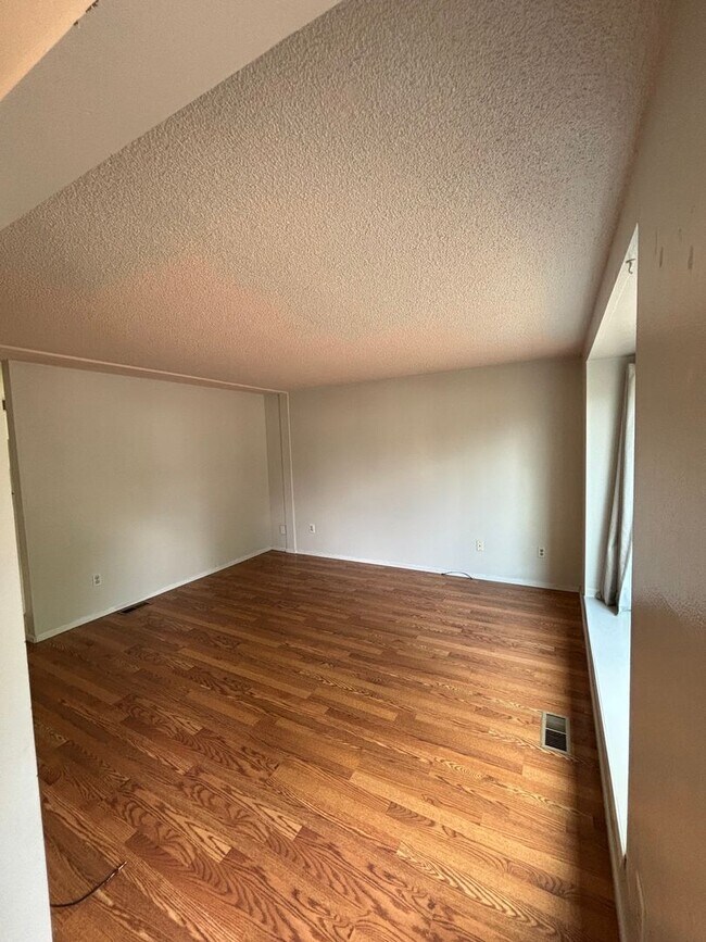 Foto del edificio - 2 bedroom duplex / Washer& Dryer in unit / Fuel included
