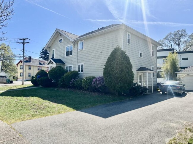 Building Photo - 3 bedroom in Newton MA 02459