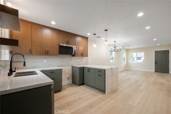 Building Photo - 745 W 106th St