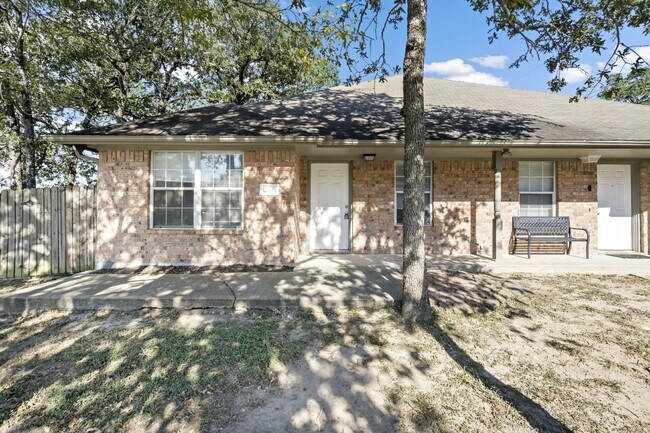Building Photo - Beautiful 3 bedroom 2 bath duplex