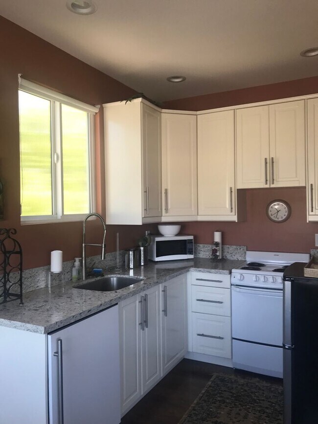 Building Photo - Large Mission Hills 1 Bedroom with panoram...