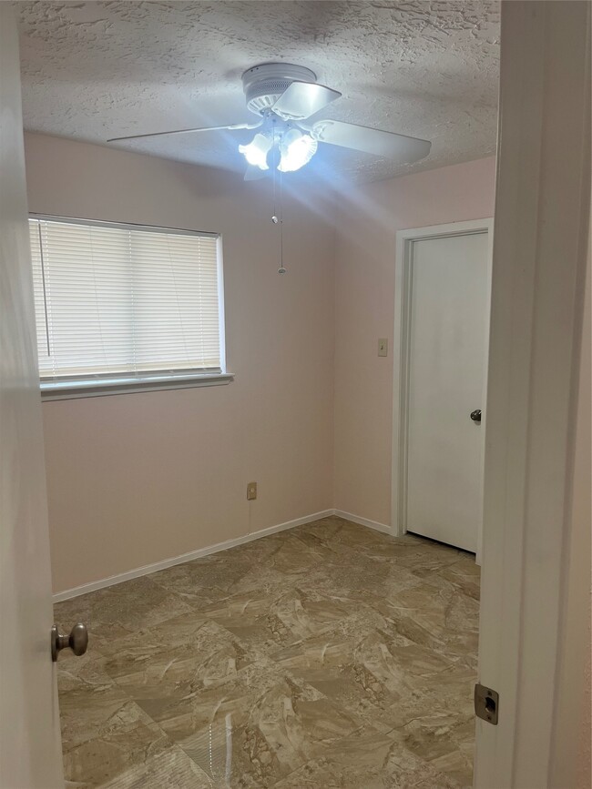 Building Photo - 6435 S Briar Bayou Dr