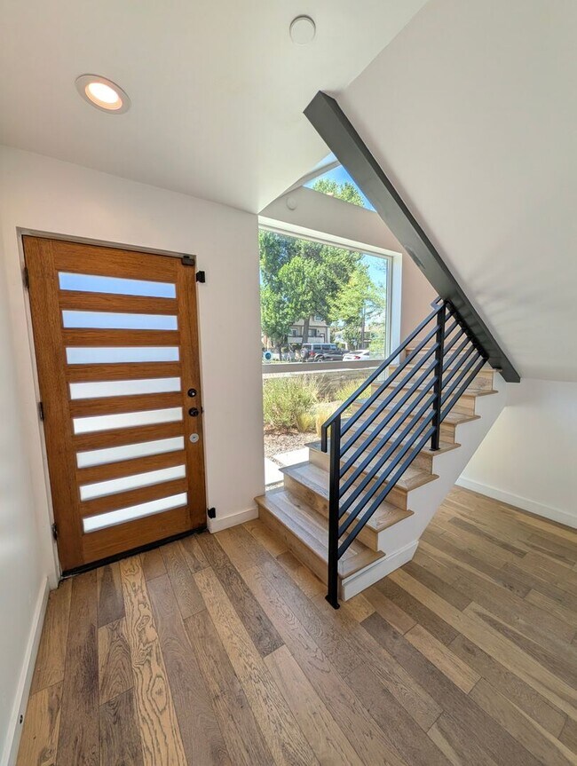 Foto del edificio - 4260 Laurel Canyon Blvd