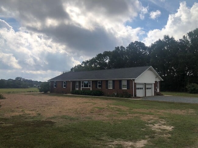 Foto del edificio - Beautiful Country Living with the Ranch House on 1 Acre of Land! COMING SOON!