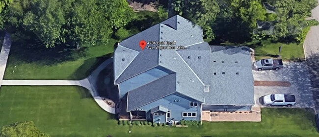 Building Photo - STUNNING, 5 BEDROOM AND 5 BATH TWIN HOME F...