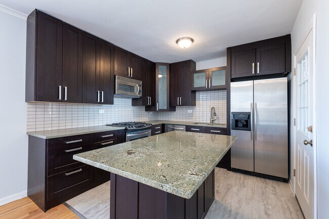 Foto del edificio - 5850 W Higgins Ave