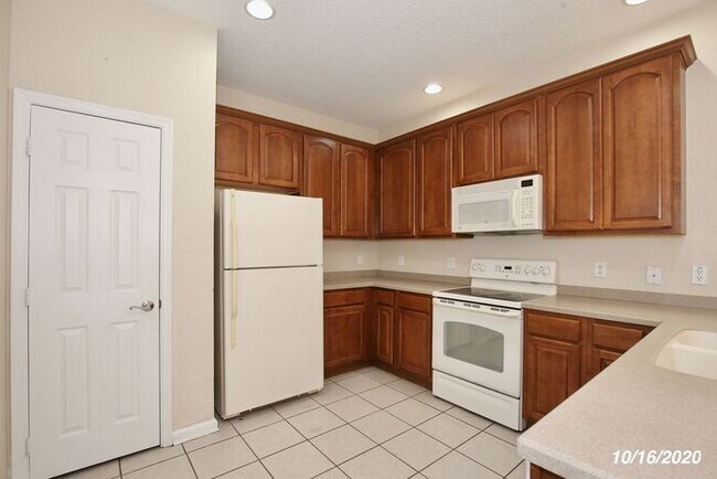 Foto del edificio - Beautiful 3/3.5 Townhome with a Spacious 2 Car Garage in the Gate Guarded Community of Spring Isl...