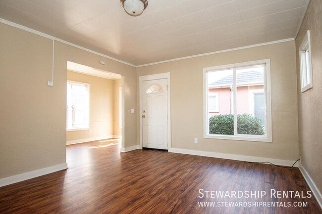 Building Photo - 1376 W 6th Ave