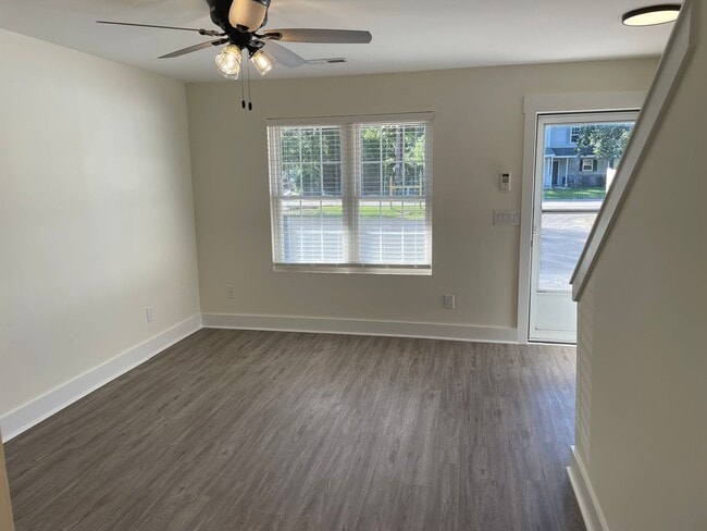 Foto del edificio - Available March 16th. Water included. RENOVATED 2 BR/1.5 BA Townhouse in the Heart of James Island!