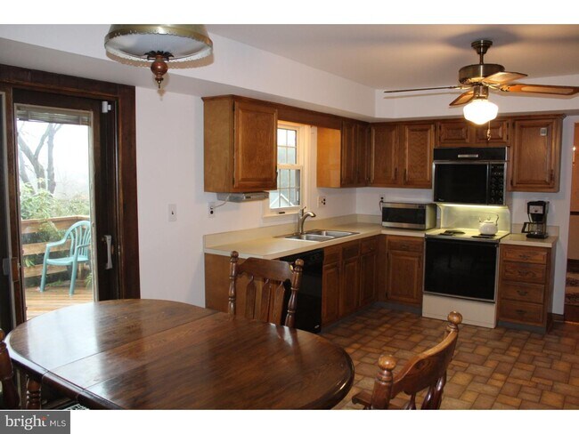 Building Photo - 202 N Benjamin Dr