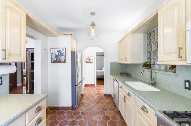 Photo - 400 33rd St House