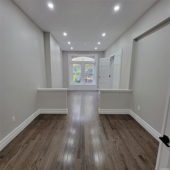 Foto del edificio - 534 Jefferson Ave