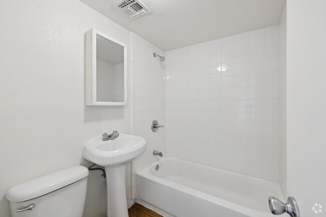 2BR, 2BA - 851SF - Bathroom - Montclair Apartments