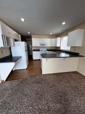 Building Photo - 723 E Sitka Ave