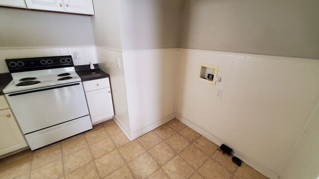 Building Photo - 3202 Center (304)