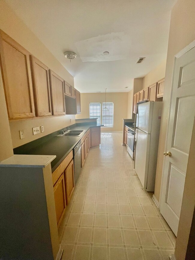 Building Photo - Beautiful 2 bedroom 2 1/2 bath townhouse c...