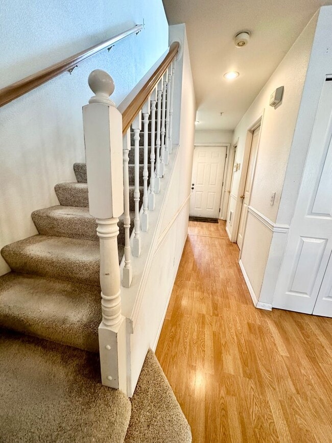 Foto del edificio - Spacious 2 bedroom Townhome with Garage ne...