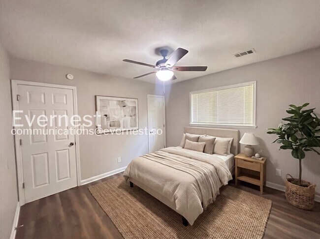 Foto del edificio - 3 Bed, 2 Bath Home with Garage / Pet-Friendly /  Available Now!