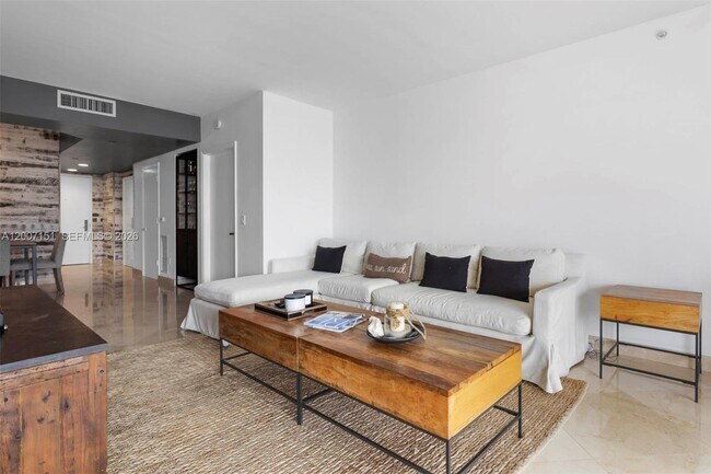 Foto del edificio - 4779 Collins Ave