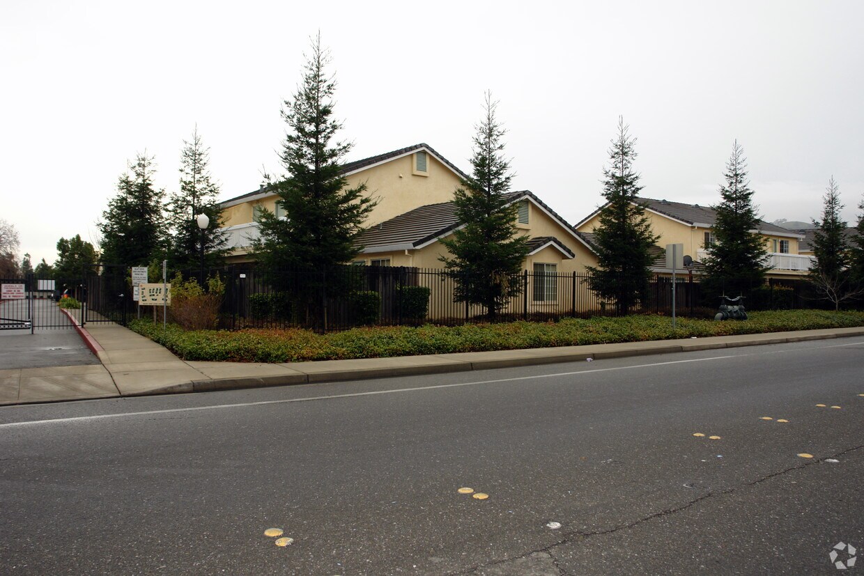 Foto del edificio - Walnut Grove Senior Apartments