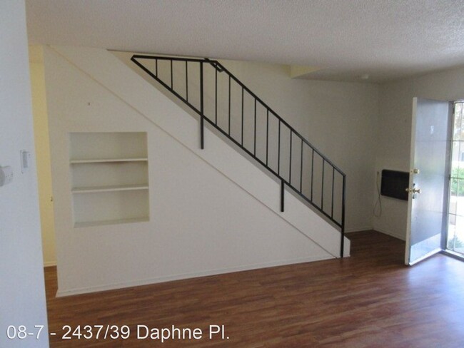 Foto del edificio - 2437-2439 Daphne Pl