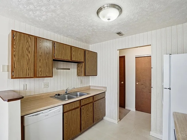 Building Photo - 2050 Woodtrail Dr