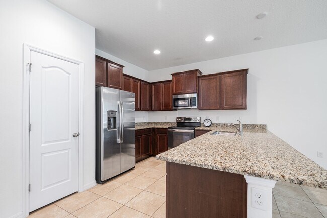 Foto del edificio - "Gated community in Seven Oak 3-Bedroom Townhouse with Granite Countertops in Wesley Chapel, FL"