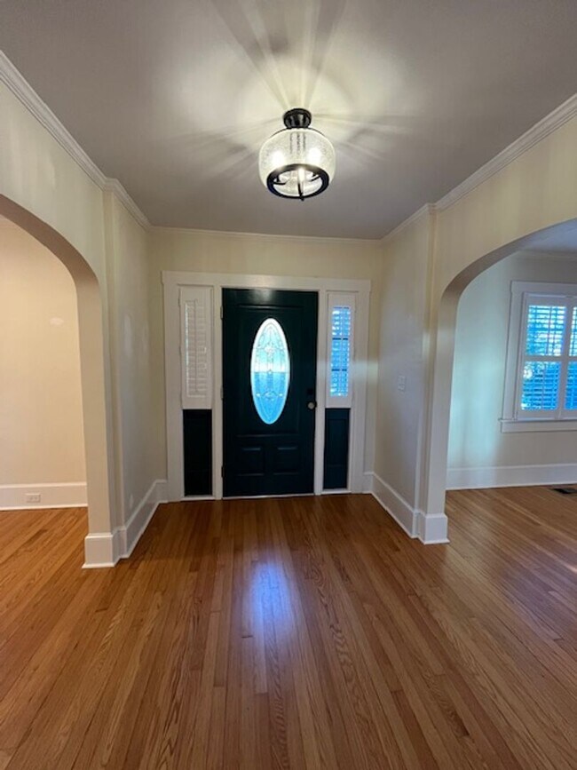 Foto del edificio - Beautifully Updated House in Forest Hills!