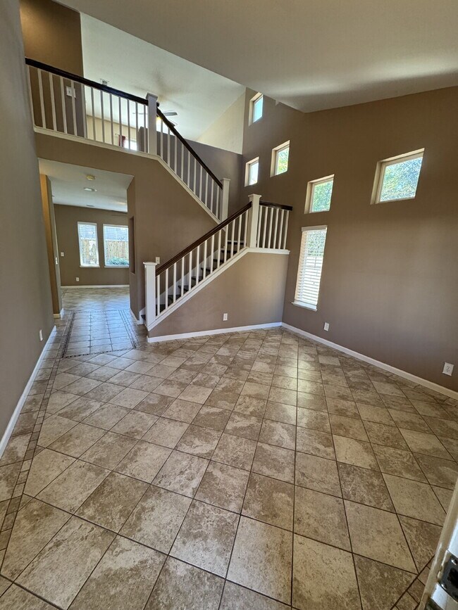 Building Photo - Gorgeous 3 Bedroom, 2 1/2 Bathroom Home in Perfect Brentwood Location