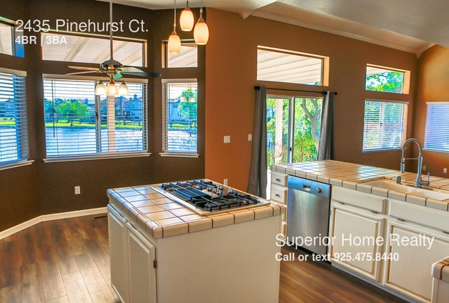 Building Photo - Large golf course view home