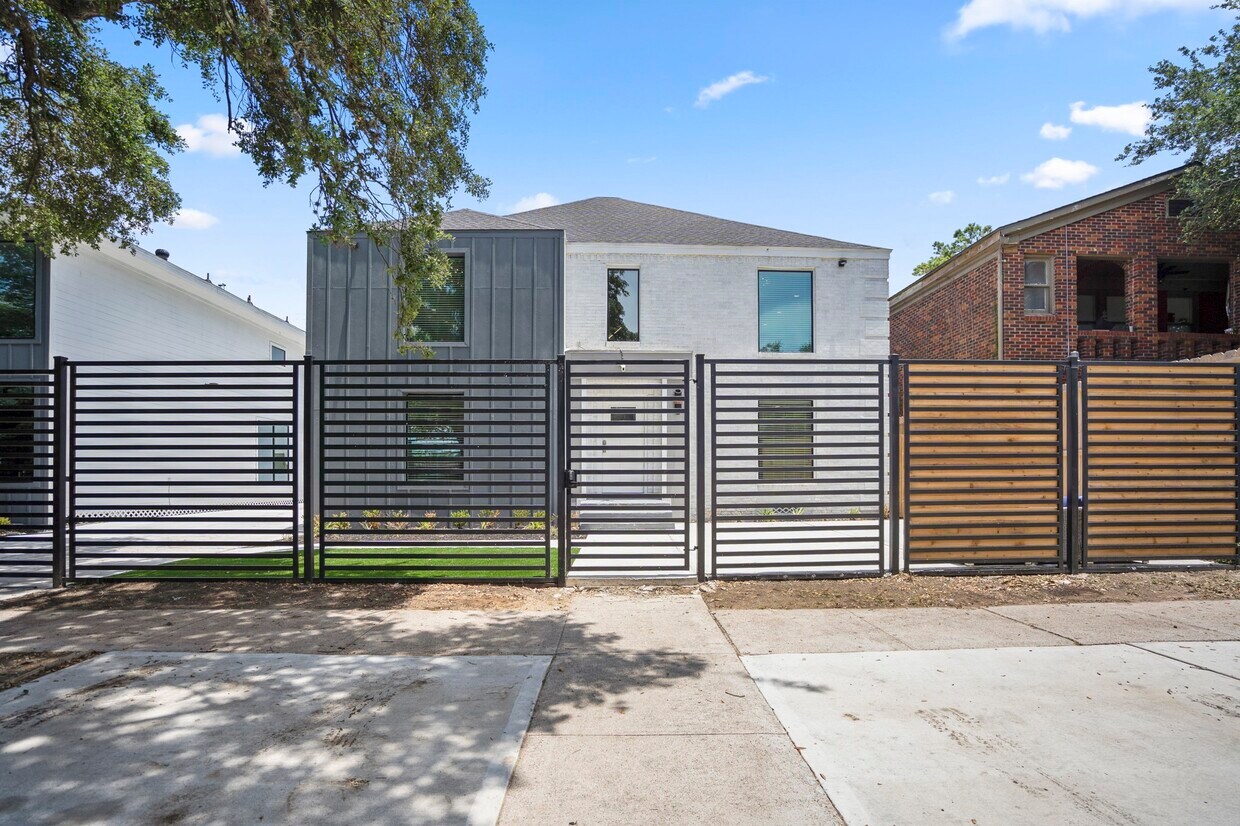 Foto principal - 2407 Cleburne St