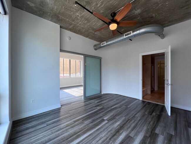 Foto del edificio - Large, Upgraded 2 Bed/2 Bath Loft off Mass...