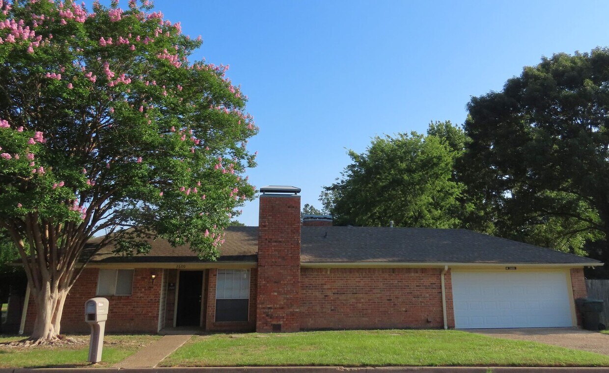 Primary Photo - South Tyler! Spacious 3 Bedroom, 2 Bath Du...