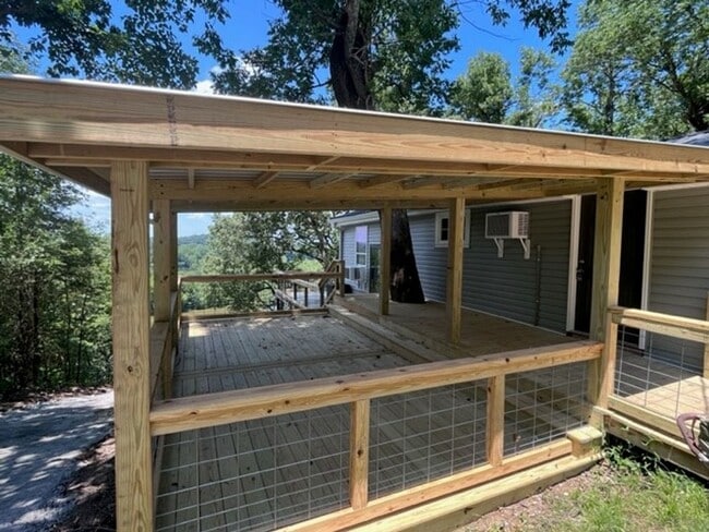 Building Photo - Lake View