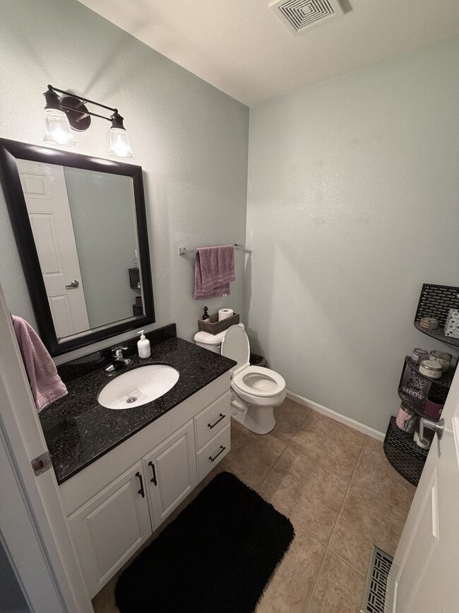 Building Photo - Bright and Cozy Two Bedroom Condo for Rent