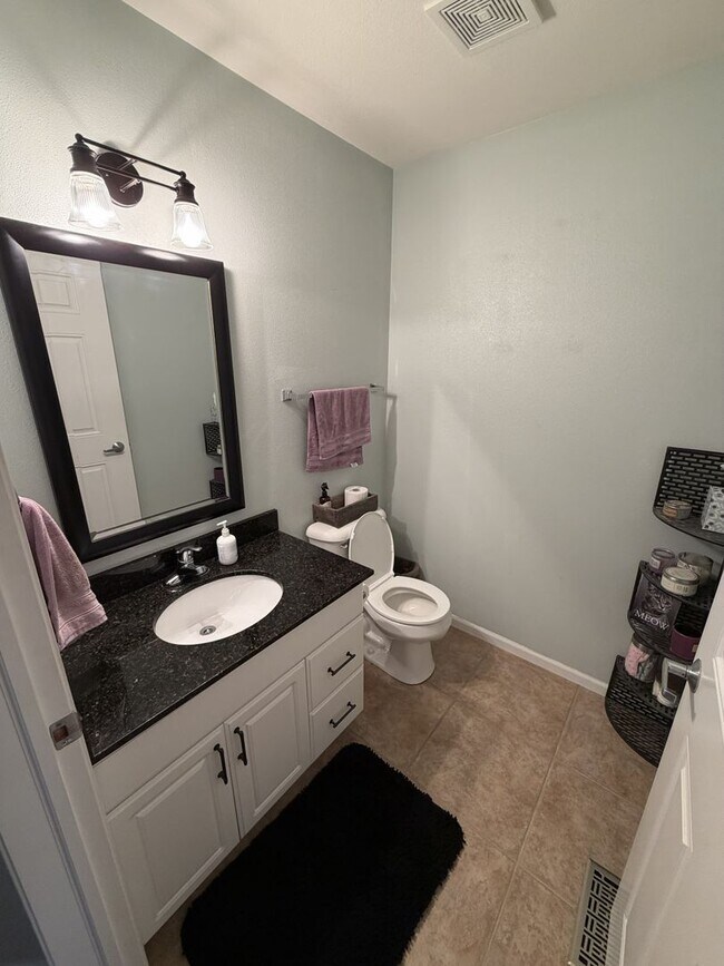 Foto del edificio - Bright and Cozy Two Bedroom Condo for Rent