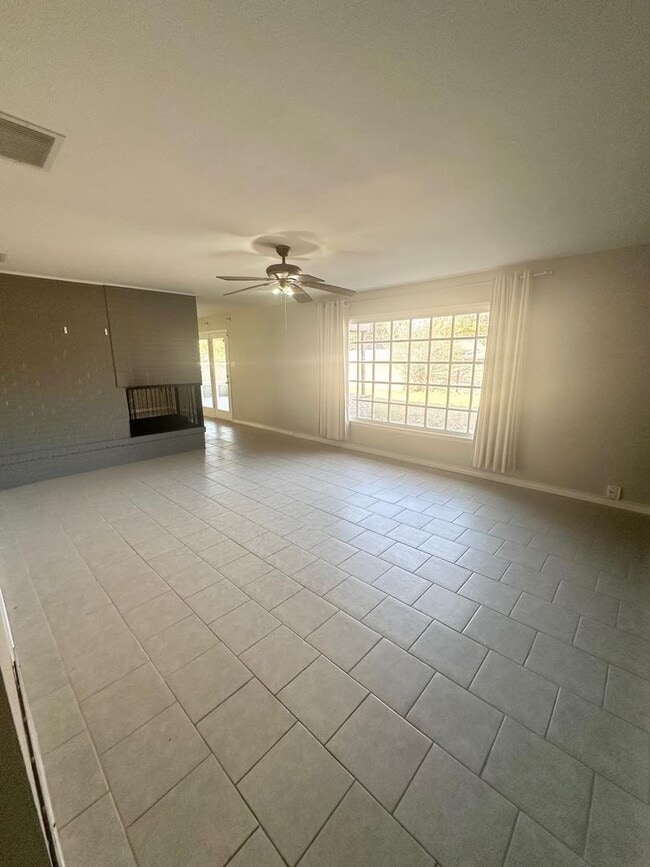 Foto del edificio - 3 Bed 2 Bath Ready to Rent ASAP! Fully remodeled bathrooms!