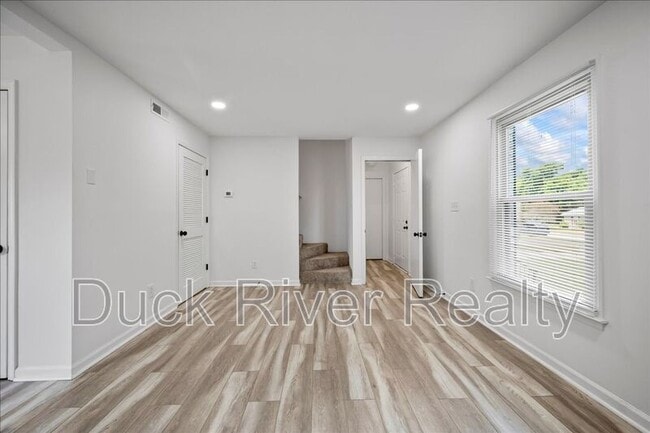 Building Photo - 519 Woods Dr