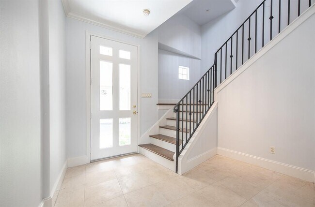 Building Photo - 2090 Brentwood Dr
