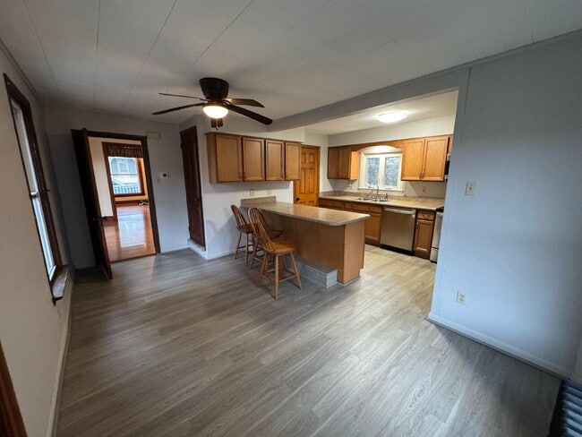 Foto del edificio - "Charming 3-Bedroom Haven with Gleaming Hardwood Floors in Newport, PA!"