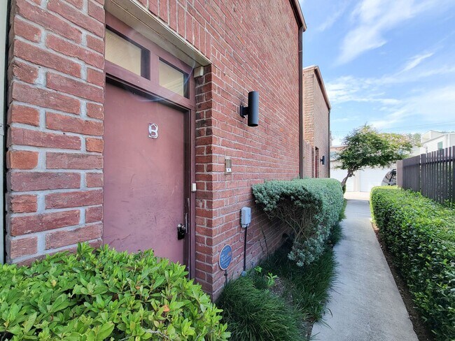 Foto del edificio - Stylish Townhouse in Prime Location – Walk...