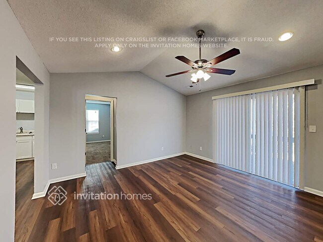 Foto del edificio - 6015 Running Deer Rd