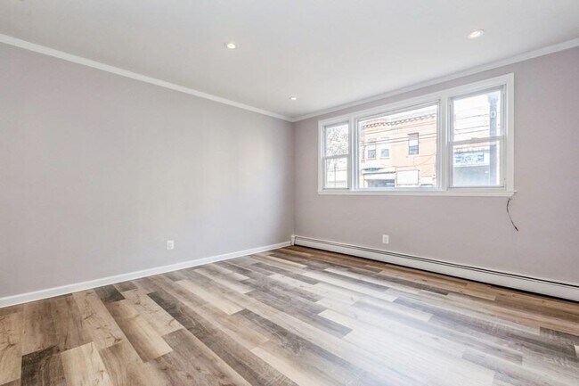 Building Photo - 211 43rd St