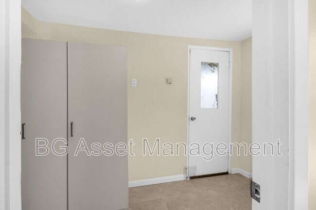 Building Photo - 1723 Bayo Vista