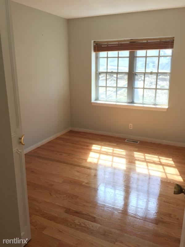 Foto del edificio - 136 Lake Shore Rd